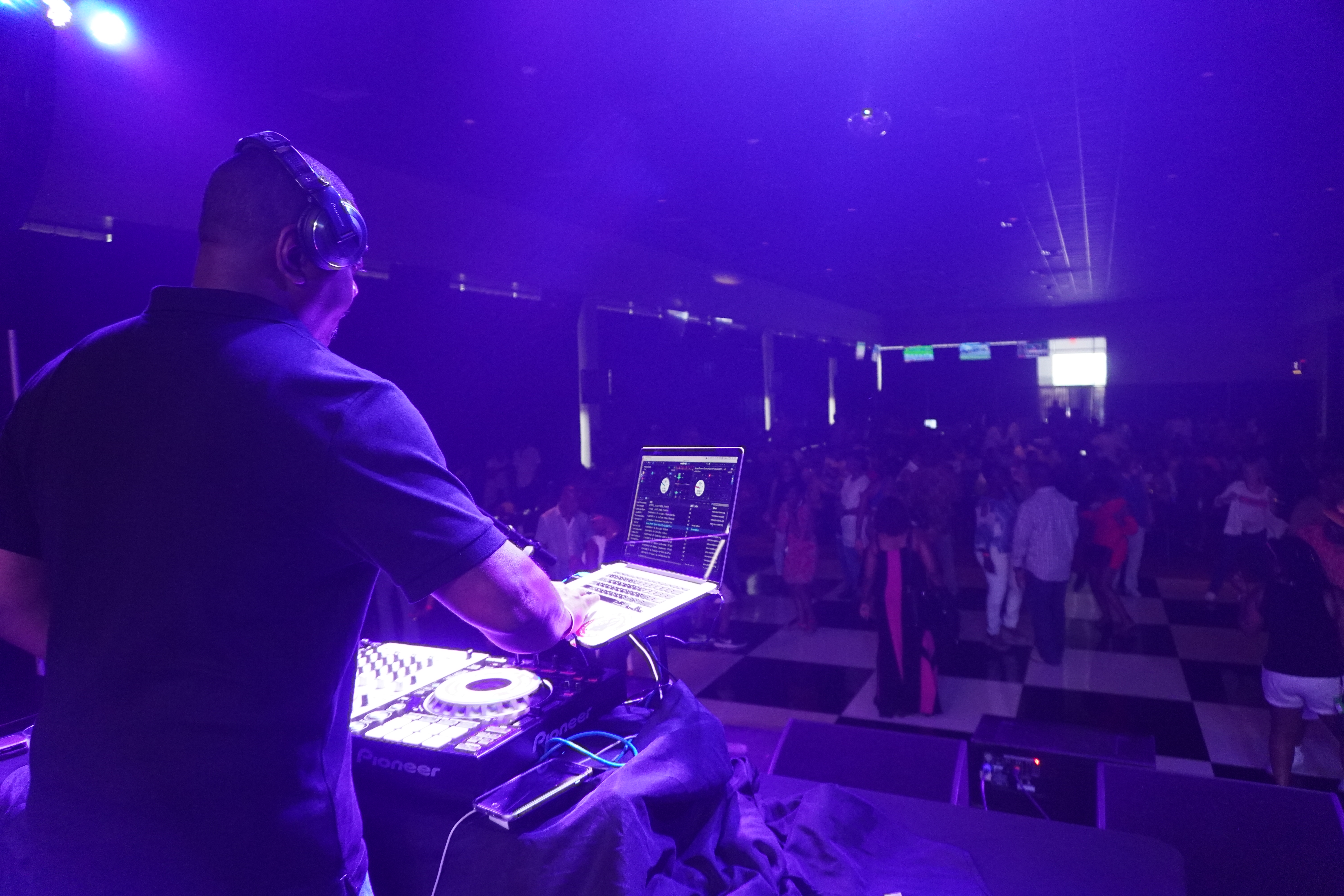 The Buzz Summer Kick Off with Lincoln Ware